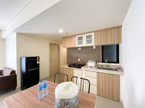 Apartamento | Cocina privada | Frigorífico grande y placa de cocina