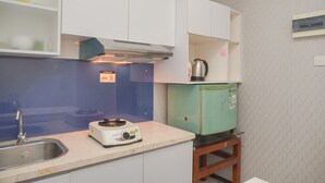 Studio | Dapur peribadi | Peti sejuk mini, dapur, periuk nasi, meja makan 