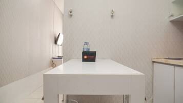 Studio | Dapur peribadi | Peti sejuk mini, dapur, periuk nasi, meja makan