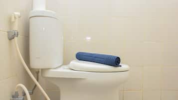 Studio | Bathroom | Shower, towels, soap, shampoo