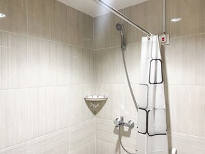Estudio | Baño | Regadera, toallas, jabón, shampoo