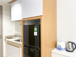 Studio | Private kitchen | Fridge, stovetop, rice cooker - Modern Design Studio At Vasanta Innopark Apartment (Cikarang)
