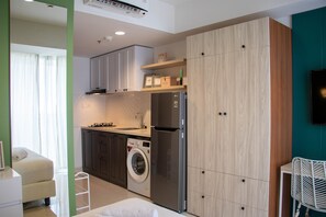 Studio - Well Appointed And Homey Studio At West Vista Apartment (Jakarta)