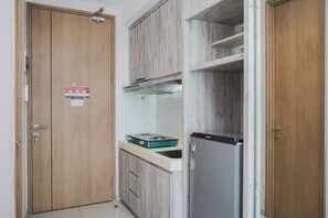 Studio | Private kitchen | Fridge, stovetop, rice cooker - Minimalist And Nice Studio At Tree Park City Cikokol Apartment (Tangerang)