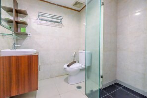 Estudio | Baño | Ducha, toallas, jabón y champú