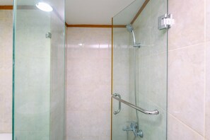 สตูดิโอ | ห้องน้ำ | ฝักบัว, ผ้าเช็ดตัว, สบู่, ยาสระผม