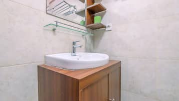 Studio | Bathroom | Shower, towels, soap, shampoo