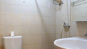 Studio | Kamar mandi | Shower, handuk, sabun, dan sampo