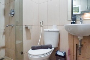 Studio | Kamar mandi | Shower, handuk, sabun, dan sampo