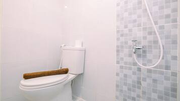 Apartment | Bathroom | Shower, towels, soap, shampoo