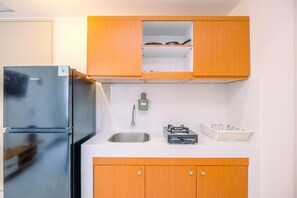 Apartment | Private kitchen | Fridge, stovetop, rice cooker, dining tables - Relaxing 2Br At Tokyo Riverside Pik 2 Apartment (Teluknaga)