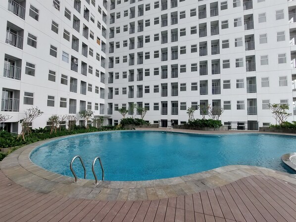 Outdoor pool - Homey And Simply Studio Room At Serpong Garden Apartment (Cisauk)