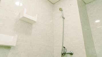 Estudi | Bany | Dutxa, tovalloles, sabó i xampú