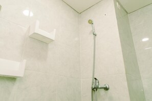 Ducha, toallas, jabón, shampoo