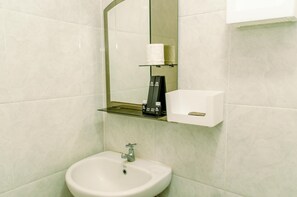 Studio | Bathroom - Comfort And Homey Studio At Parkland Avenue Apartment (South Tangerang)