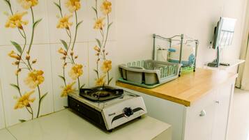 Estudi | Cuina privada | Frigorífic, placa de cuina i arrossera