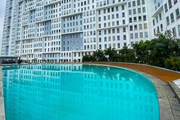 Outdoor pool - Simply Look 1Br With Extra Room Patraland Urbano Apartment (Bekasi)