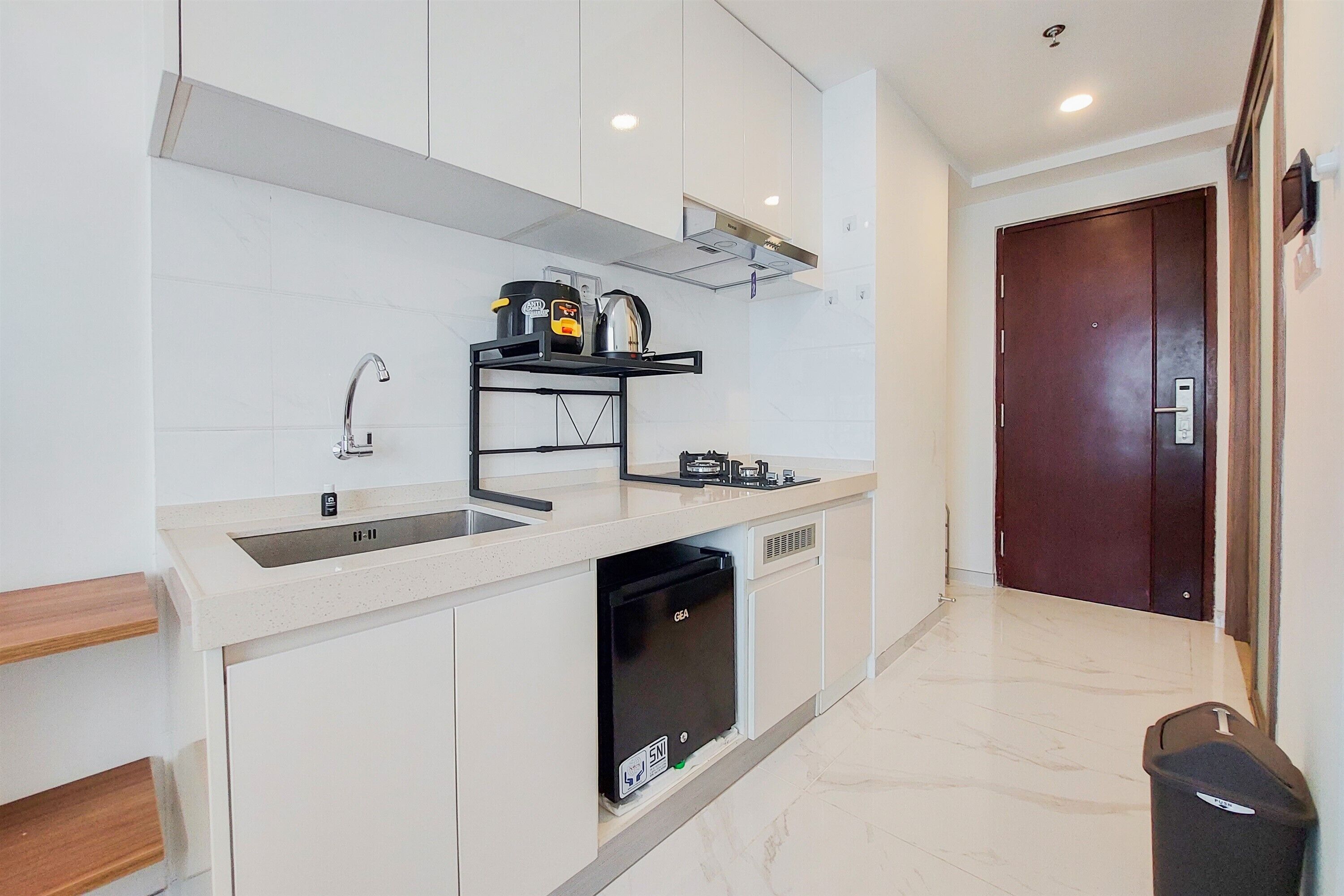 Frigobar, placa de cocina, arrocera