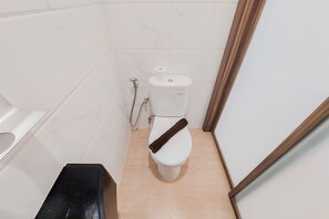 Studio | Bathroom | Shower, towels, soap, shampoo
