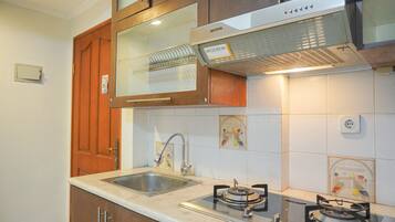 Apartamento | Cocina privada | Frigorífico, placa de cocina, arrocera y mesa de comedor