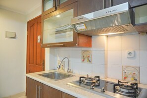 Private kitchen - Best Homey 2Br Apartment Mediterania Palace Residence (Jakarta)