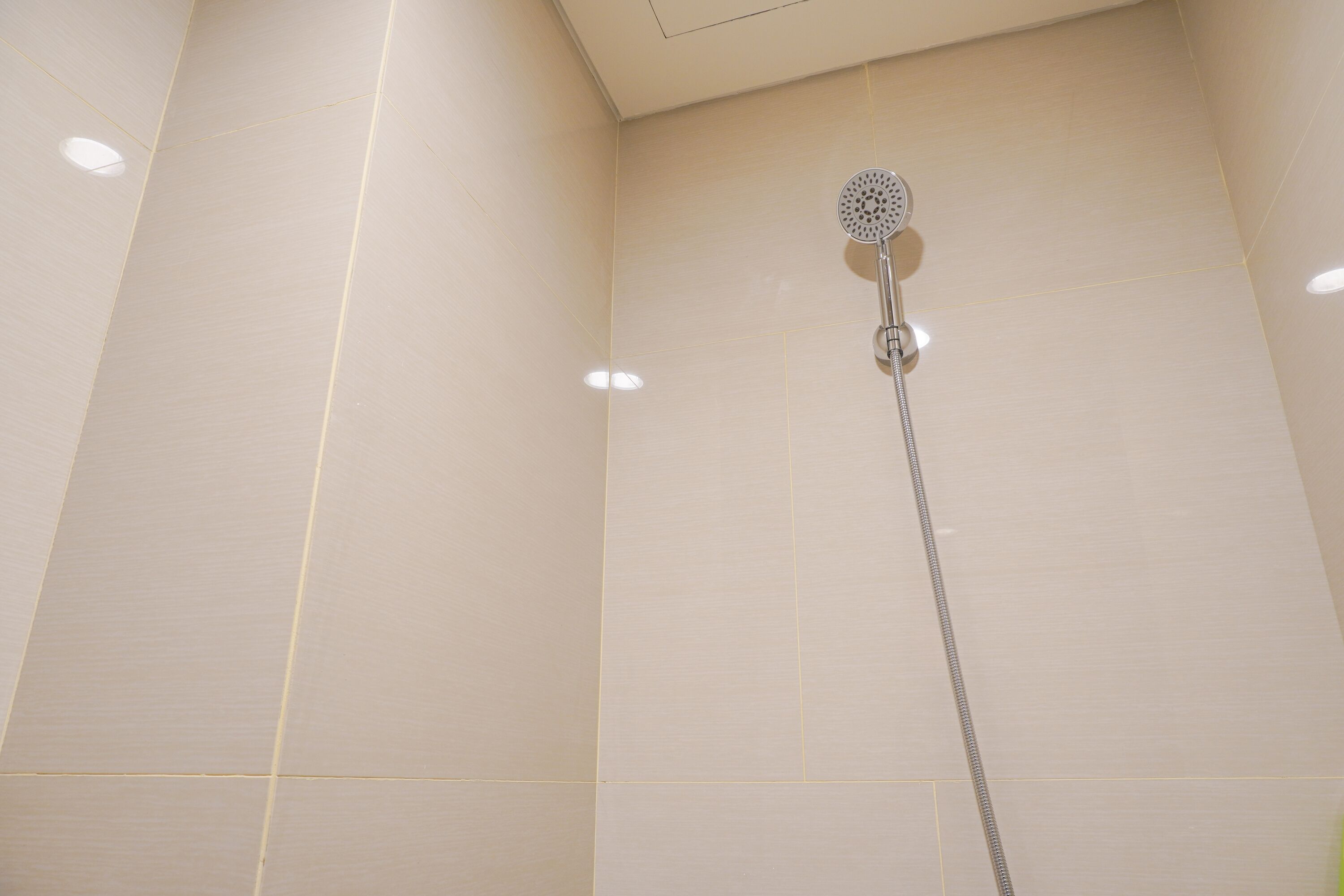 Studio | Bathroom | Shower, towels, soap, shampoo