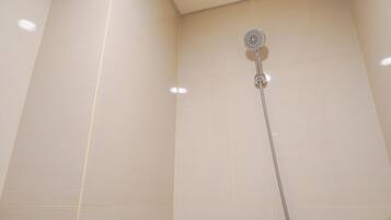 Studio | Bathroom | Shower, towels, soap, shampoo