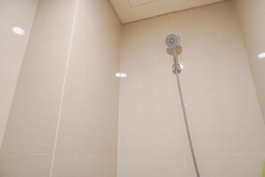 Studio | Bathroom | Shower, towels, soap, shampoo - Nice And Elegant Studio At Vasaka Solterra Apartment (Jakarta)