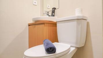 Studio | Kylpyhuone | Suihku, pyyhkeet, saippua, sampoo