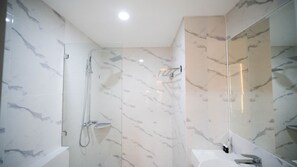 Studio | Bathroom - New And Cozy Studio At 88 Avenue Apartment (Surabaya)