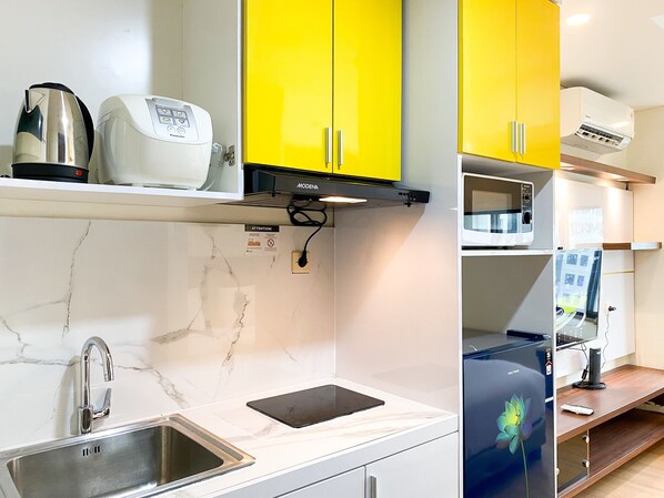 Studio | Dapur peribadi | Peti sejuk, ketuhar gelombang mikro, periuk nasi