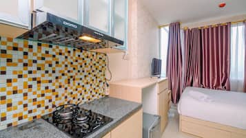 Frigobar, placa de cocina, arrocera