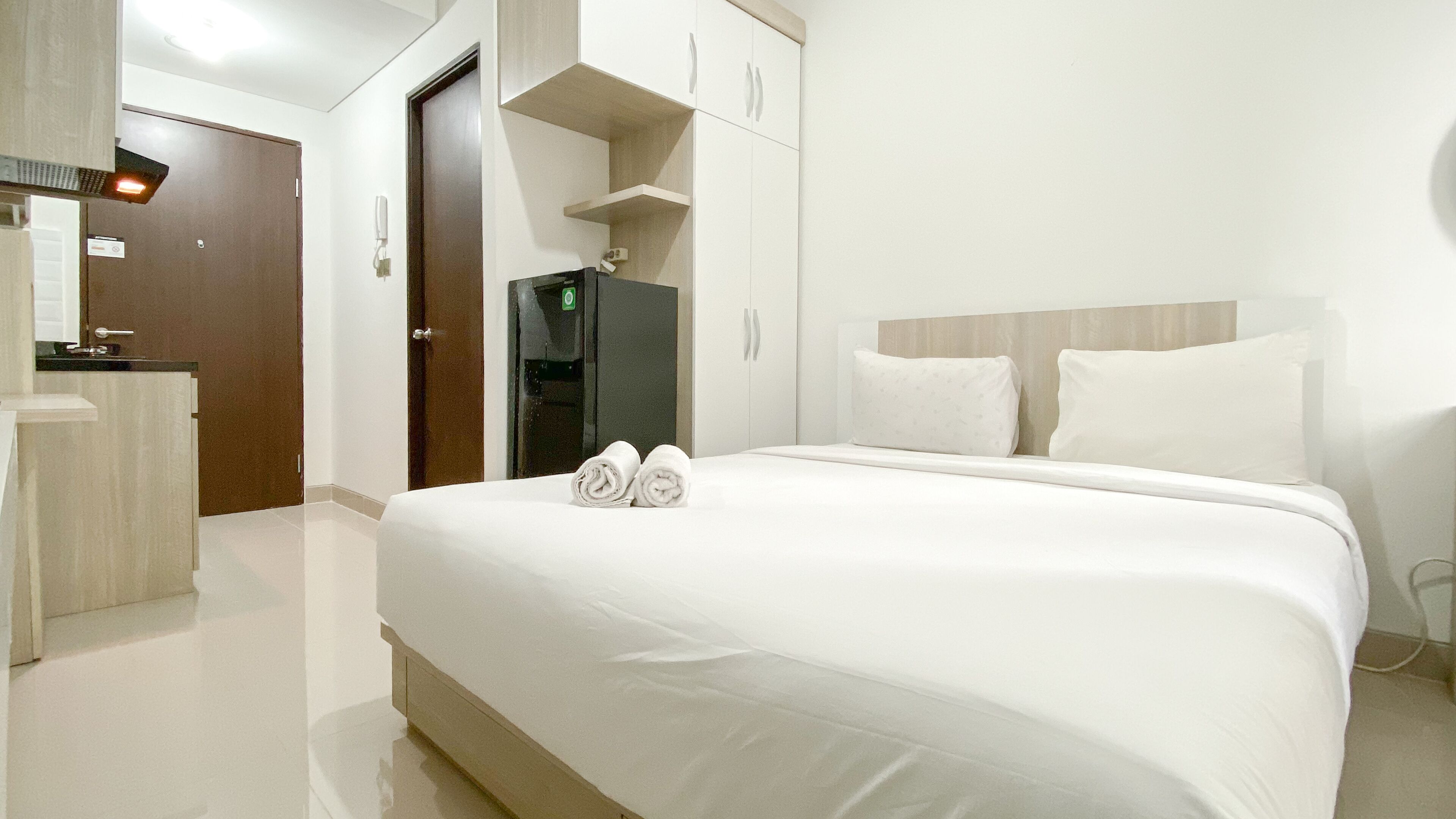 Une chambre d’hôtel avec un lit, une salle de bain et une kitchenette.
