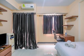 1 bedroom, desk