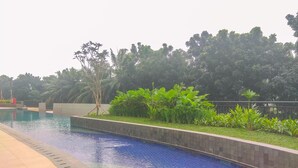 Outdoor pool - Comfy And Elegant Studio Transpark Cibubur Apartment (Depok)