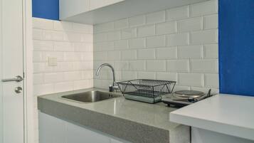 Studio | Private kitchen | Fridge, stovetop, rice cooker, dining tables