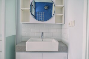 Studio | Badezimmer | Dusche, Handtücher, Seife, Shampoo