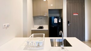Apartemen | Dapur pribadi | Lemari es, kompor, penanak nasi, dan meja makan