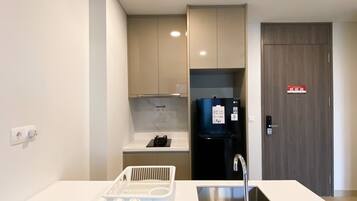 Apartment | Private kitchen | Fridge, stovetop, rice cooker, dining table