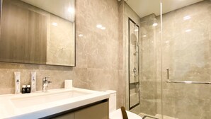 Apartemen | Kamar mandi | Shower, handuk, sabun, dan sampo