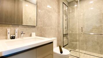 Apartment | Bathroom | Shower, towels, soap, shampoo