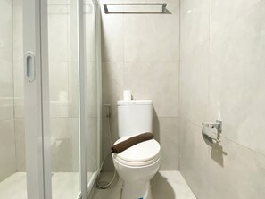 Estúdio | Banheiro | Chuveiro, toalhas de banho, sabonete, shampoo