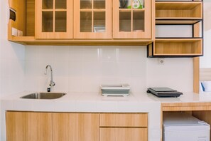 Apartment | Private kitchen | Stovetop - Comfy Studio At 30Th Floor Tokyo Riverside Pik 2 Apartment (Teluknaga)