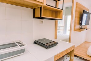 Apartment | Private kitchen | Stovetop - Comfy Studio At 30Th Floor Tokyo Riverside Pik 2 Apartment (Teluknaga)