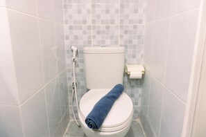 Studio | Badezimmer | Dusche, Handtücher, Seife, Shampoo