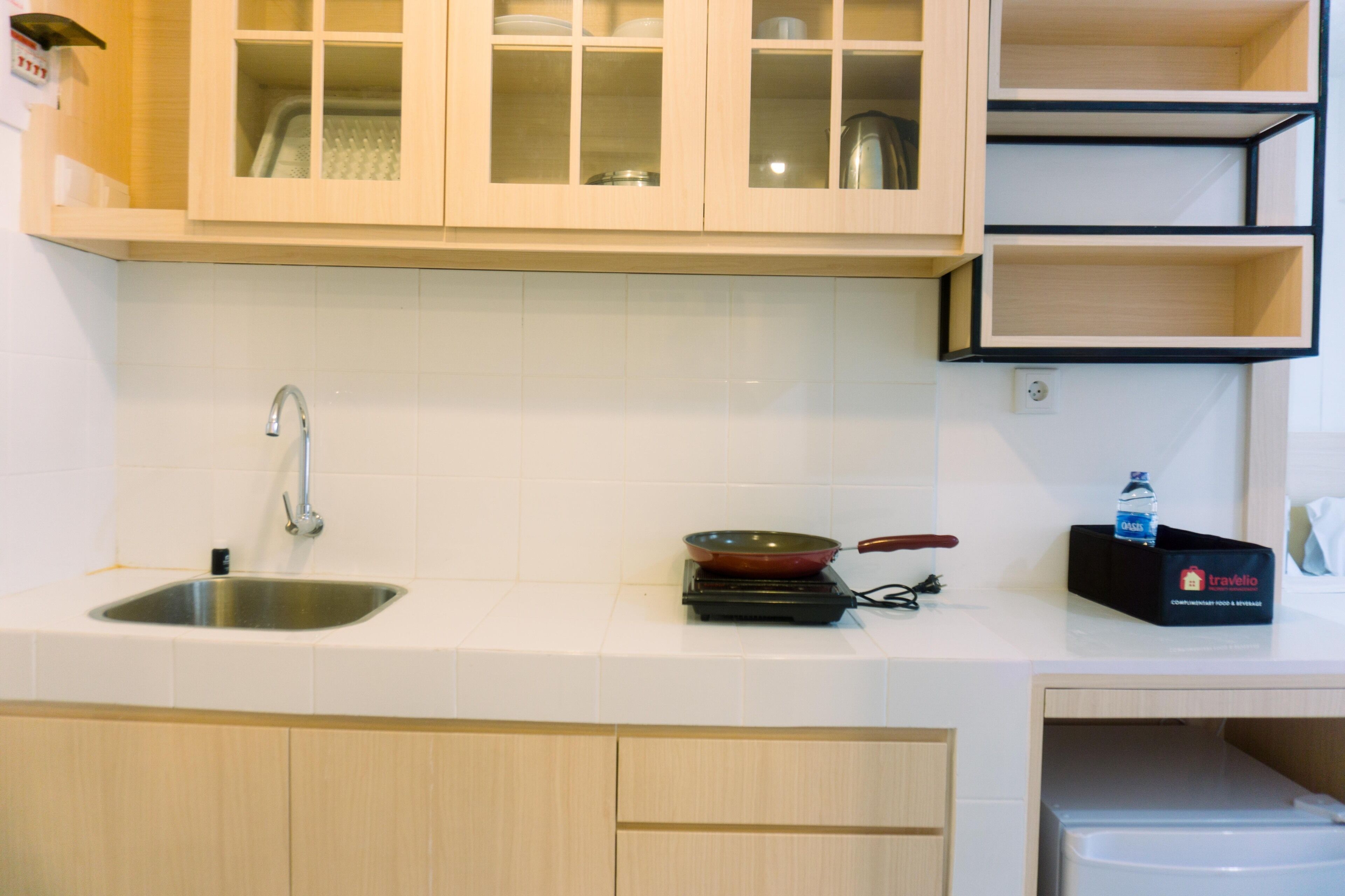 Una cocina con un lavaplatos, estufa y armarios.