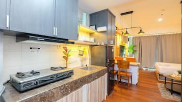 Estudio | Cocina privada | Refrigerador, parrilla de estufa, arrocera y comedor