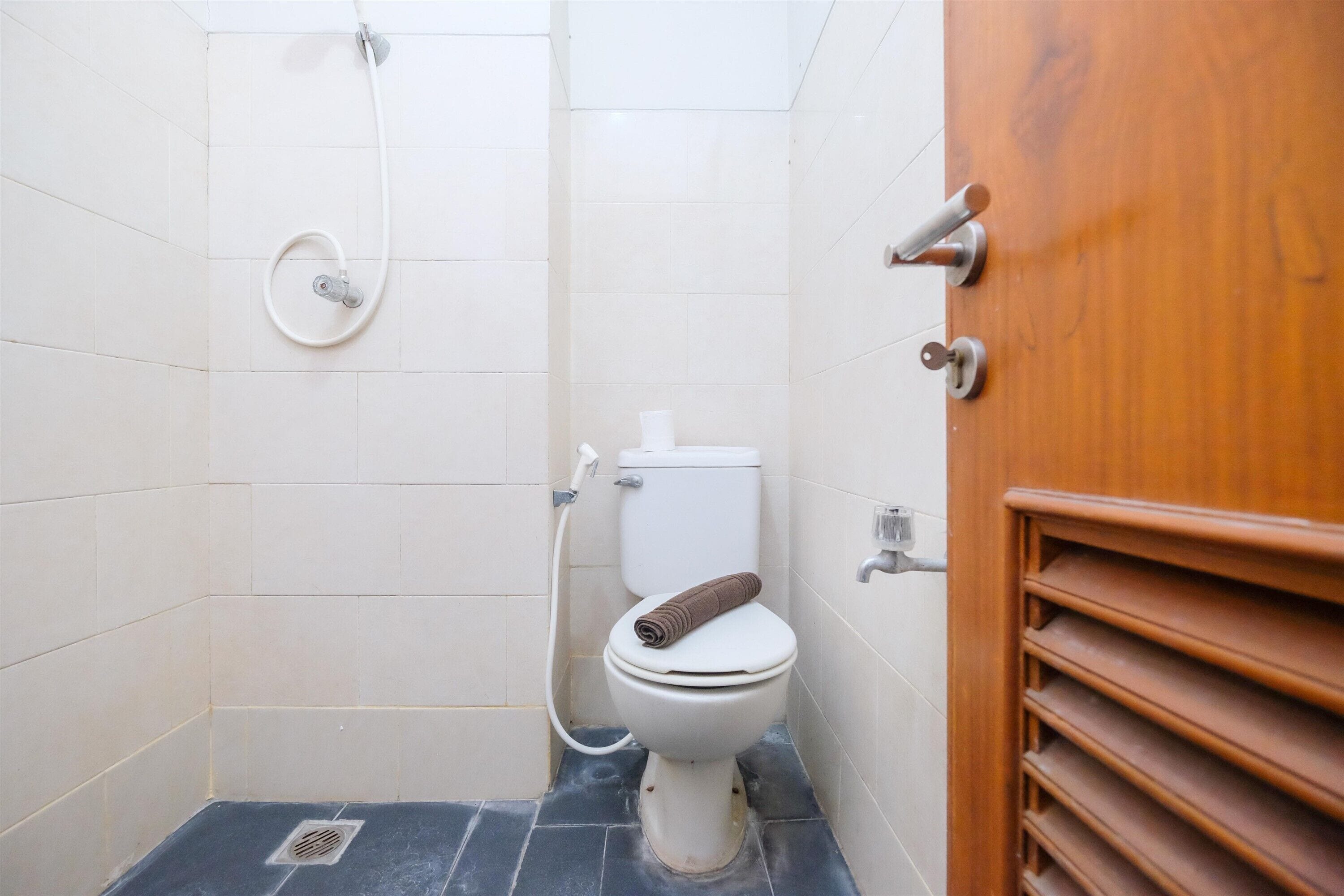 Studio | Bathroom | Shower, towels, soap, shampoo