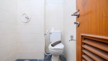 Studio | Bathroom | Shower, towels, soap, shampoo