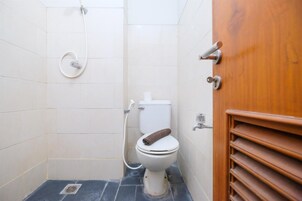 Studio | Bathroom | Shower, towels, soap, shampoo
